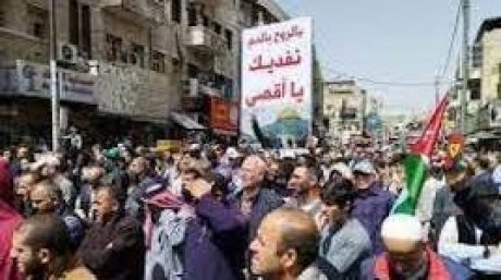 مسيرات ووقفات في عدة محافظات أردنية تنديدا بالعدوان الإسرائيلي على المسجد الأقصى