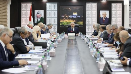 رئيس الوزراء الفلسطيني يجدد مطالبته للمعلمين بالعودة إلى العمل