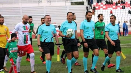 طاقم تحكيم جزائري يدير مباراة الترجي التونسي والملعب التونسي في نصف نهائي كأس تونس لكرة القدم