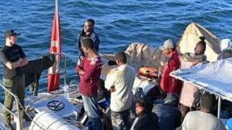 انتشال جثث 14 مهاجراً إضافياً قضوا في غرق مركبهم قبالة سواحل تونس