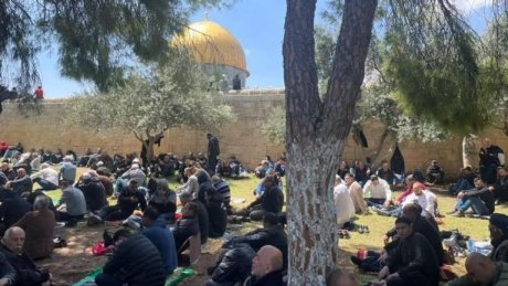 ربع مليون فلسطيني يؤدون صلاة الجمعة بالمسجد الأقصى.. "ليس من بينهم سكان غزة"