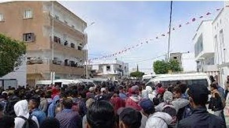 تواصل الاحتجاجات في مدينة حفوز: الاتحاد الجهوي للشغل بالقيروان يدعو فتح تحقيق واعتماد مقاربة تنموية شاملة