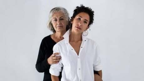 تذاكر عرض الليلة نفذت: اسيا الجعايبي تدير أمها جليلة على الركح ضمن "تجليات الحلفاوين "