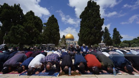 40 ألفا يؤدون صلاة الجمعة في المسجد الأقصى