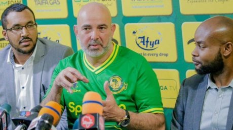 يونغ افريكانز التنزاني بقيادة نصر الدين نابي يضع قدما في نهائي كأس الكاف