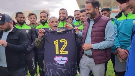 هيئة قوافل قفصة تهدي رحلة عمرة إلى عميد مشجعيها
