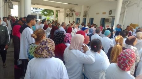وقفة إحتجاجية لأعوان معهد القصاب بمنوبة دفاعا عن مطالبهم الإجتماعية