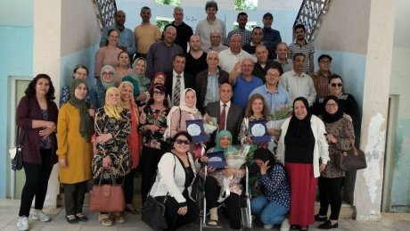 تلاميذ يكرمون معلميهم وأساتذتهم في نهاية السنة الدراسية اعترافا لهم بالجميل