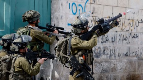إصابة فلسطينيين اثنين خلال مواجهات قوات الاحتلال واعتقال 20 آخرين في الضفة
