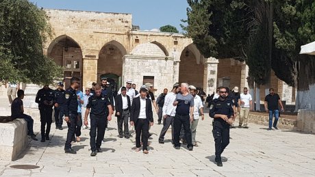 عشرات المستوطنين يقتحمون المسجد الأقصى المبارك بحراسة من شرطة الاحتلال الإسرائيلي