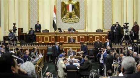 برلمانيون مصريون يرفضون اعتماد حكومتهم على مزيد من الضرائب تأتي 71 في المائة منها من الطبقة العاملة.
