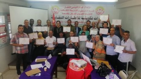 سهام بوستة تشرف على اختتام دورة تكوينية في قفصة ووتسلم شهادات للمشاركين