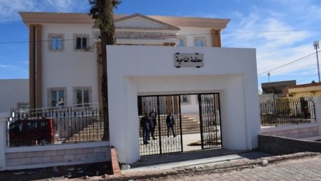 الكلاب السائبة تثير مضجع العاملين بمحكمة الناحية بحمام الأنف