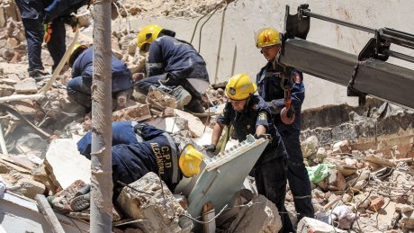 انهيار عقار مكون من 14 طابقا في الإسكندرية شمال مصر