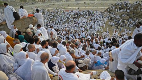 ضيوف الرحمان يتوافدون إلى صعيد عرفات لأداء ركن الحج الأعظم