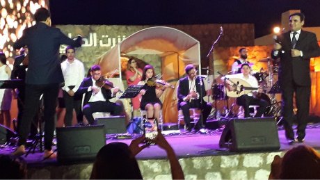 احمد سعد لم يلتزم في بنزرت ببنود العقد واهان مديرة المهرجان ومنشطة الحفل