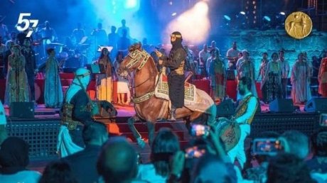 محفل الفاضل الجزيري في إفتتاح مهرجان قرطاج : أعراس جهات تونس في حلها و ترحالها