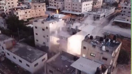 الجيش "الإسرائيلي" يفجر منزل عائلة فلسطيني نفذ هجوما على قواتها