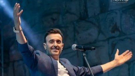 تأسف لقطع العلاقات مع سوريا : صابر الرباعي يراقص جمهور قلعة دمشق وفنانيها
