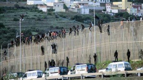 كيف نجحت إسبانيا في خفض أعداد المهاجرين غير الشرعيين إليها؟