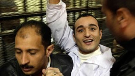 بينهم الصحفي أحمد دومة.. الرئيس المصري يصدر عفوا عن مسجونين بأحكام نهائية