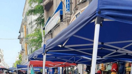 خيام في أنهج اسبانيا وديغول وروسيا تزيد في غربة المكان وفي غرابة الصامتين عن الفوضى