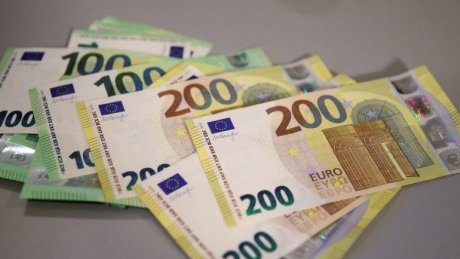 اليورو يرتفع من أدنى مستوياته قبل اجتماع المركزي الأوروبي ومؤشر الدولار يهبط