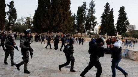 الاحتلال يعتقل فلسطينيين في الضفة ويعتزم نشر آلاف الشرطة بالقدس