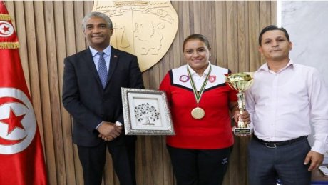 أخبار رياضية : وزير الشباب والرياضة يكرم منى الباجي بطلة العالم في الكرة الحديدية الحرة