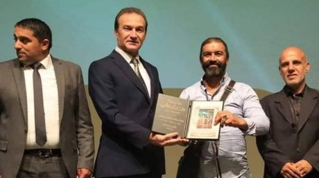 عن دوره في مسرحية "الحشاشين": جائزة احسن ممثل لكمال الكعبي في مهرجان الزرقاء بالاردن