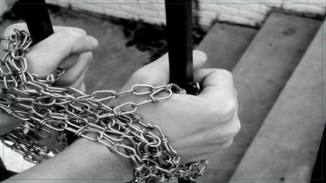 العثور على قاصر مقيّدة بسلسلة وقفل حديديين و الإحتفاظ بالأب وزوجته