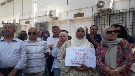 نابل: وقفة احتجاجية للمعلمين للمطالبة بصرف أجور جويلية