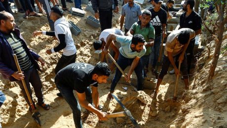 في غزة.. الأموات يملأون المقابر والأحياء يفرون من البيوت
