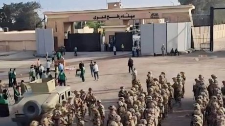 قوات مصرية تنتشر قرب معبر رفح و100 شاحنة تنتظر الدخول الى غزة