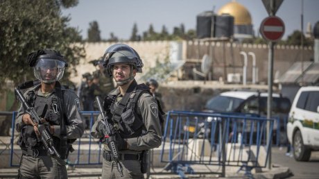 قوات الاحتلال تعتقل 70 فلسطينيا من بينهم صحفي