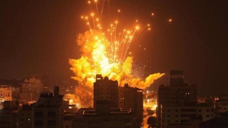 غارات جوية مكثفة، وغير مسبوقة وقصف مدفعيّ متواصل على قطاع غزة المحاصر في اليوم 21 للحرب