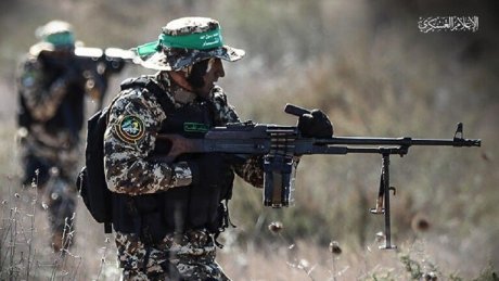 مقاتلو كتائب "القسام" يباغتون القوات الاسرائيلية بعد تسللهم خلف خطوطها الهجومية