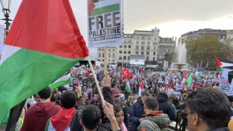 مناصرو فلسطين يواصلون التظاهر في بريطانيا رغم محاولات ترهيبهم