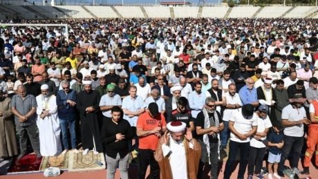 لبنان : آلاف في صيدا يؤدون صلاة الغائب على ضحايا غزة