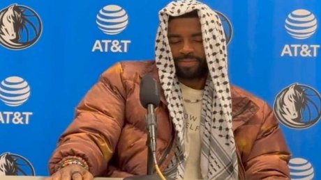 نجم كرة السلة الأمريكي كايري إيرفينغ يفاجئ الصحفيين بظهوره بالكوفية الفلسطينية بعد لقاء فريقه ضد ميلووكي باكس