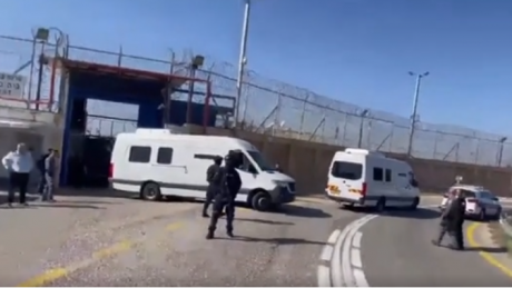 الفلسطينيون يحتفلون بالاسرى المحررين رغم أوامر الاحتلال وتضييقاته وتهديداته