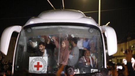 حركة حماس تنجح في تحرير 150 أسيرة وأسير، واحد منهم فقط من قطاع غزة والاغلبية من القدس