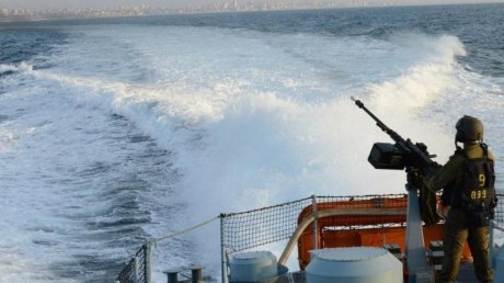 رغم تمديد الهدنة: زوارق الاحتلال تقصف ساحل خان يونس جنوبي قطاع غزة