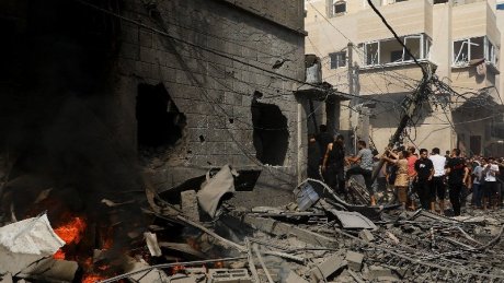 جيش الاحتلال يستهدف منازل ويتسبب في استشهاد عدد من الفلسطينيين