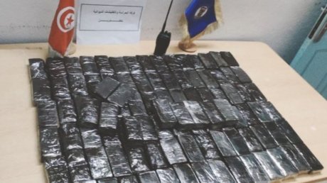 تطاوين: العثور على 100 صفيحة ''زطلة'' داخل سيارة عالقة بالصحراء