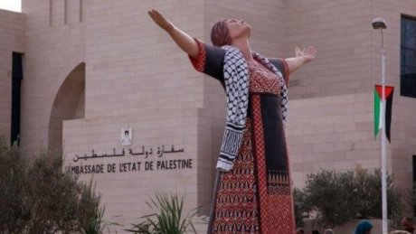 مجسم للمرأة الفلسطينية "أم الشهداء" ينصب أمام مقر سفارة فلسطين بتونس