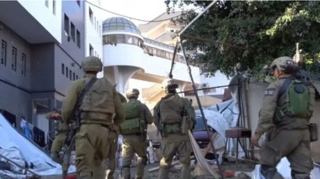 استشهاد 26 فلسطينيا إثر إطلاق نار متواصل على مدخل مجمع الشفاء