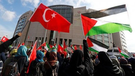 كوب قهوة يتسبّب في فصل مذيعة بقناة تركية داعمة لفلسطين