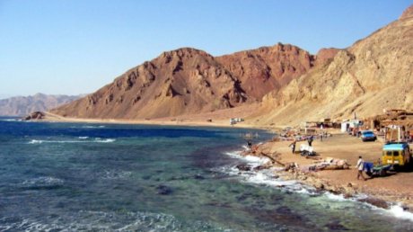 رويترز" : دوي انفجارات وسقوط جسم طائر على بُعد 2 كم من سواحل مدينة دهب المصرية"