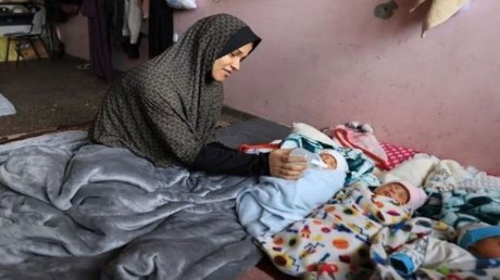 فلسطينية تنجب أربعة توائم بعد نزوحها مشيا على الأقدام
